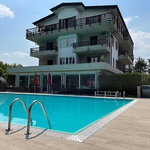 https://alexandra-sirmione.it-lombardy.com
