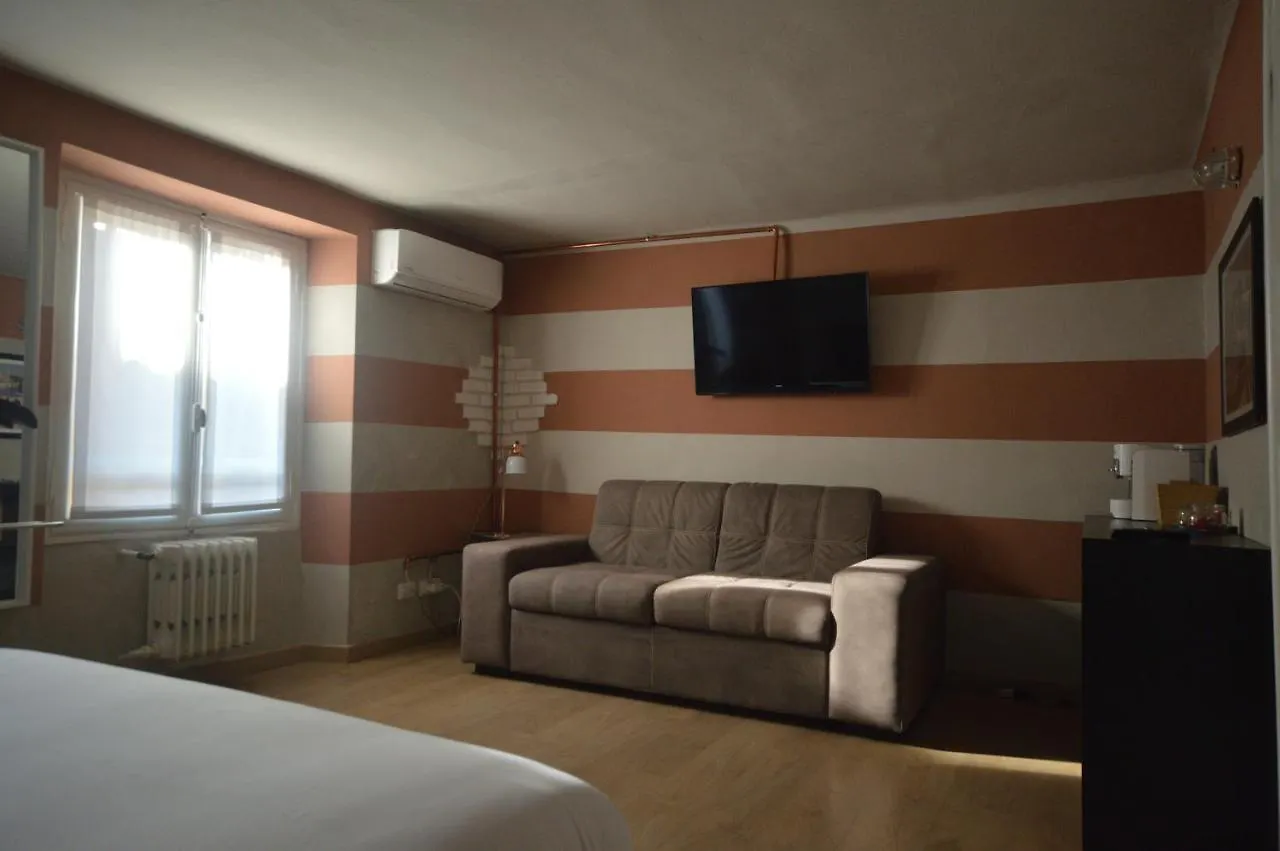 Room Verona Ai Conti 2*,  Italy