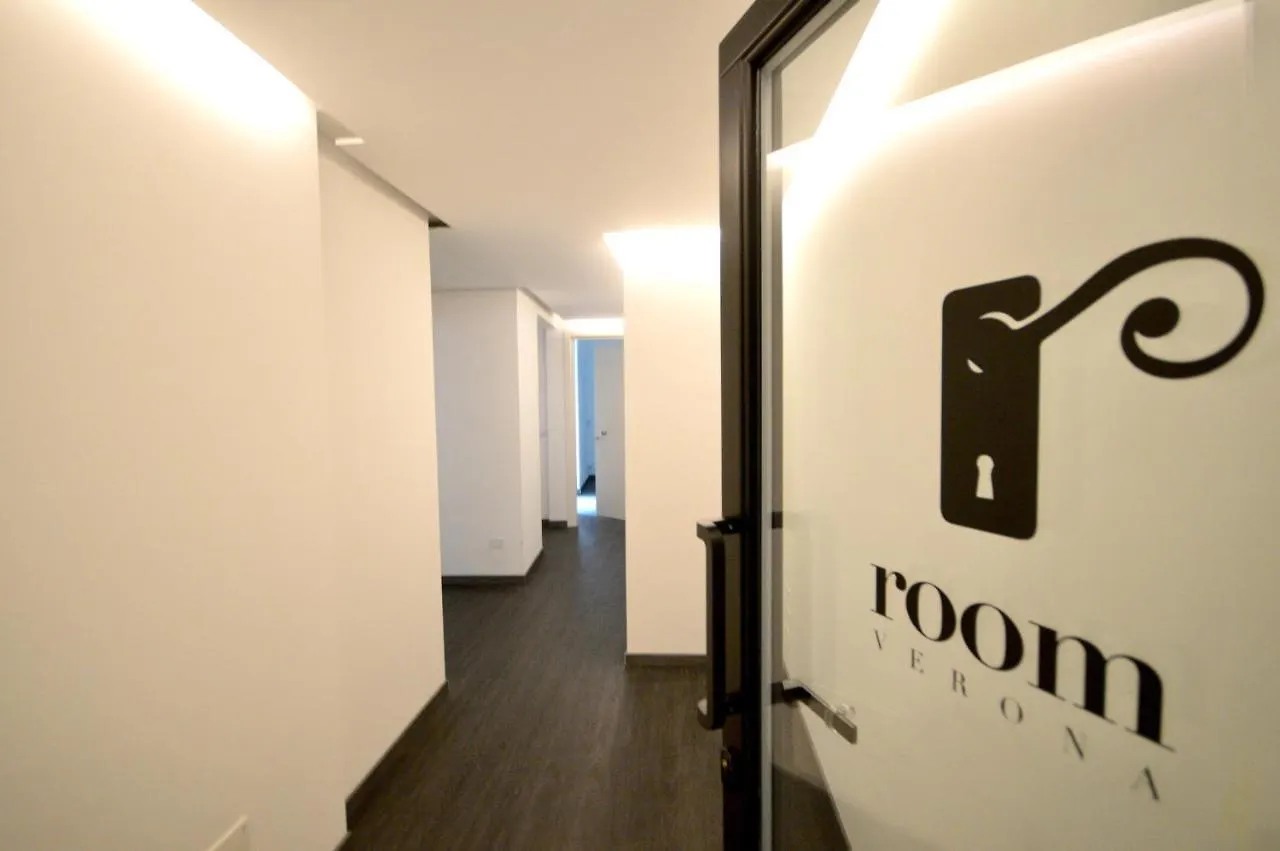 Room Verona Ai Conti 2*,  Italy