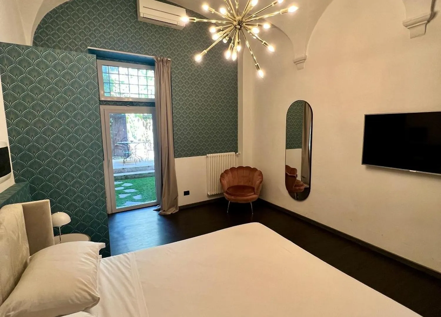 Room Verona Ai Conti 2*,  Italy