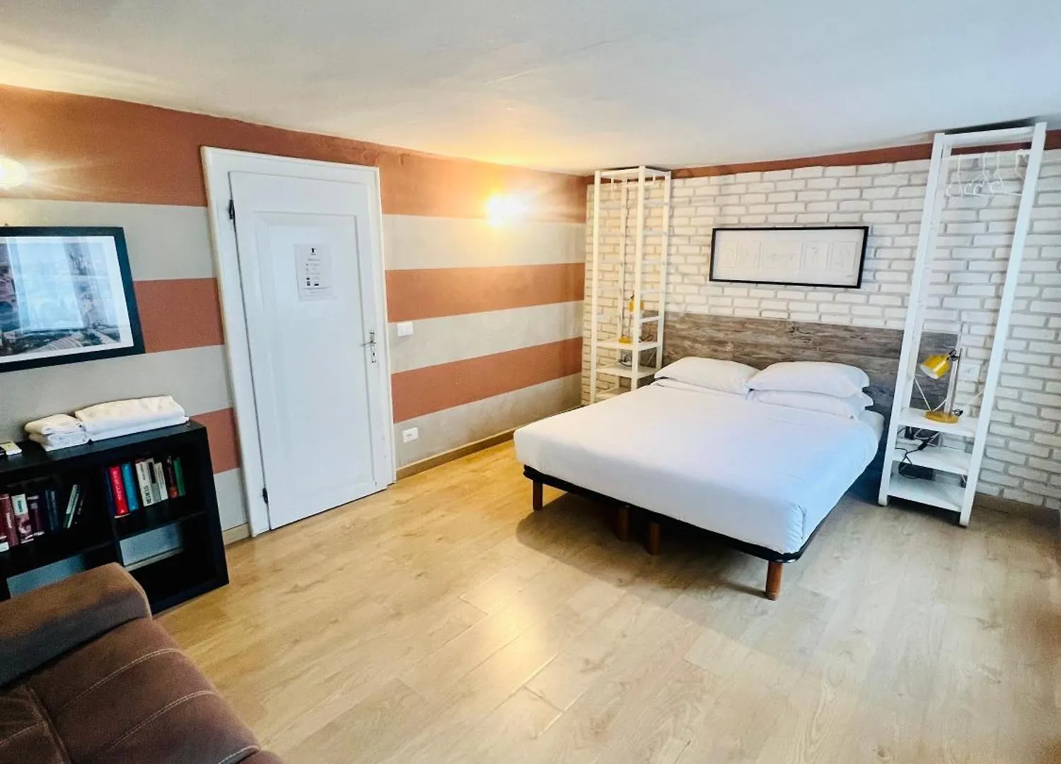 Room Verona Ai Conti 2*,  Italy